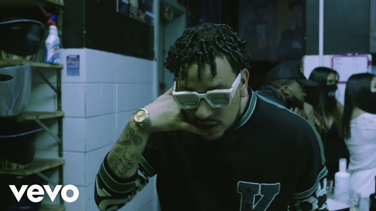 DOWNLOAD AKA – “Cross my Heart” Video